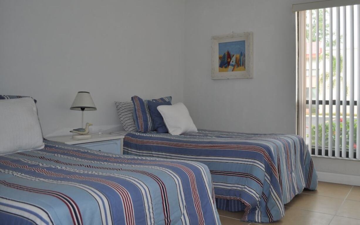 Runaway Bay Lovely 2-Bed condo by the beach photo