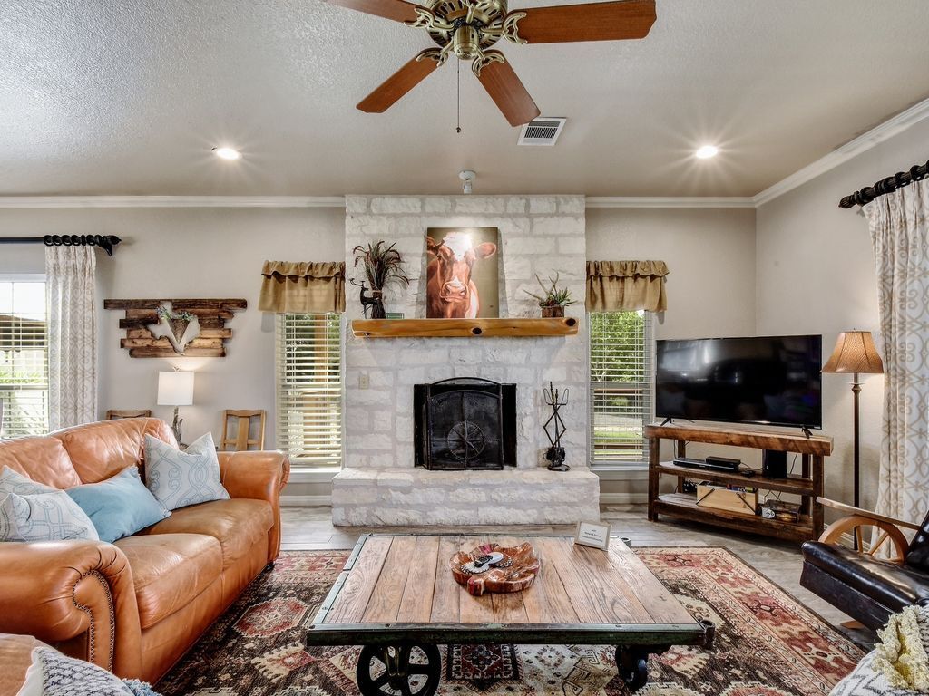 Sunset Ridge-Hill Country Home, Pool, HotTub, Game Room, Fire Pit, Close to Town photo