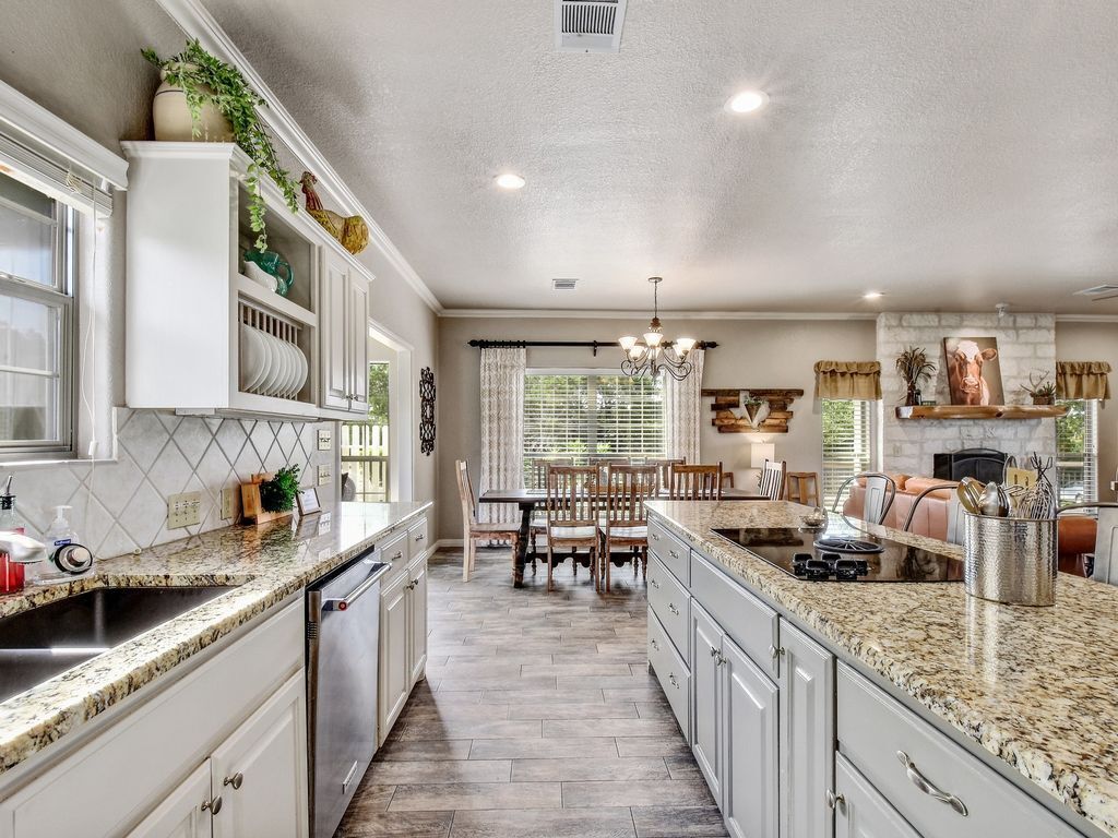 Sunset Ridge-Hill Country Home, Pool, HotTub, Game Room, Fire Pit, Close to Town photo