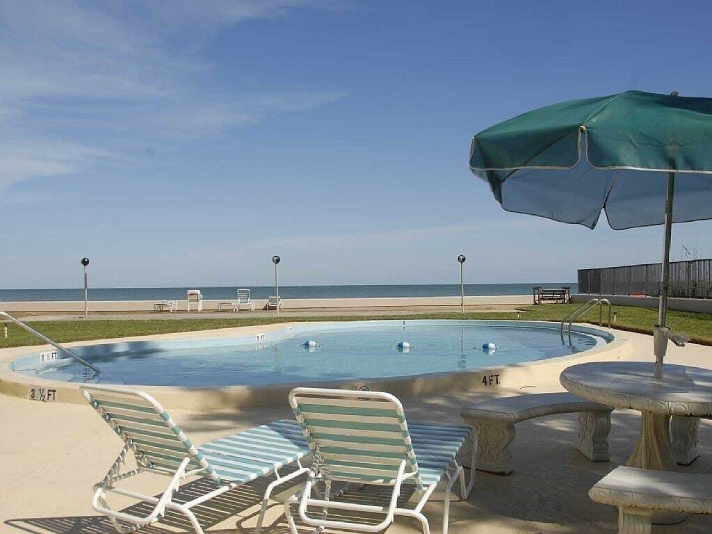 Oceanfront building phenominal summer price- $700 for 7 days- pool by beach photo
