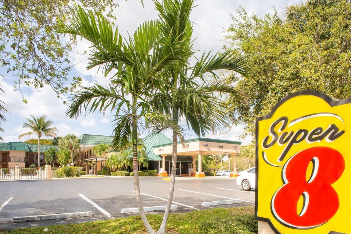 Super 8 by Wyndham North Palm Beach photo