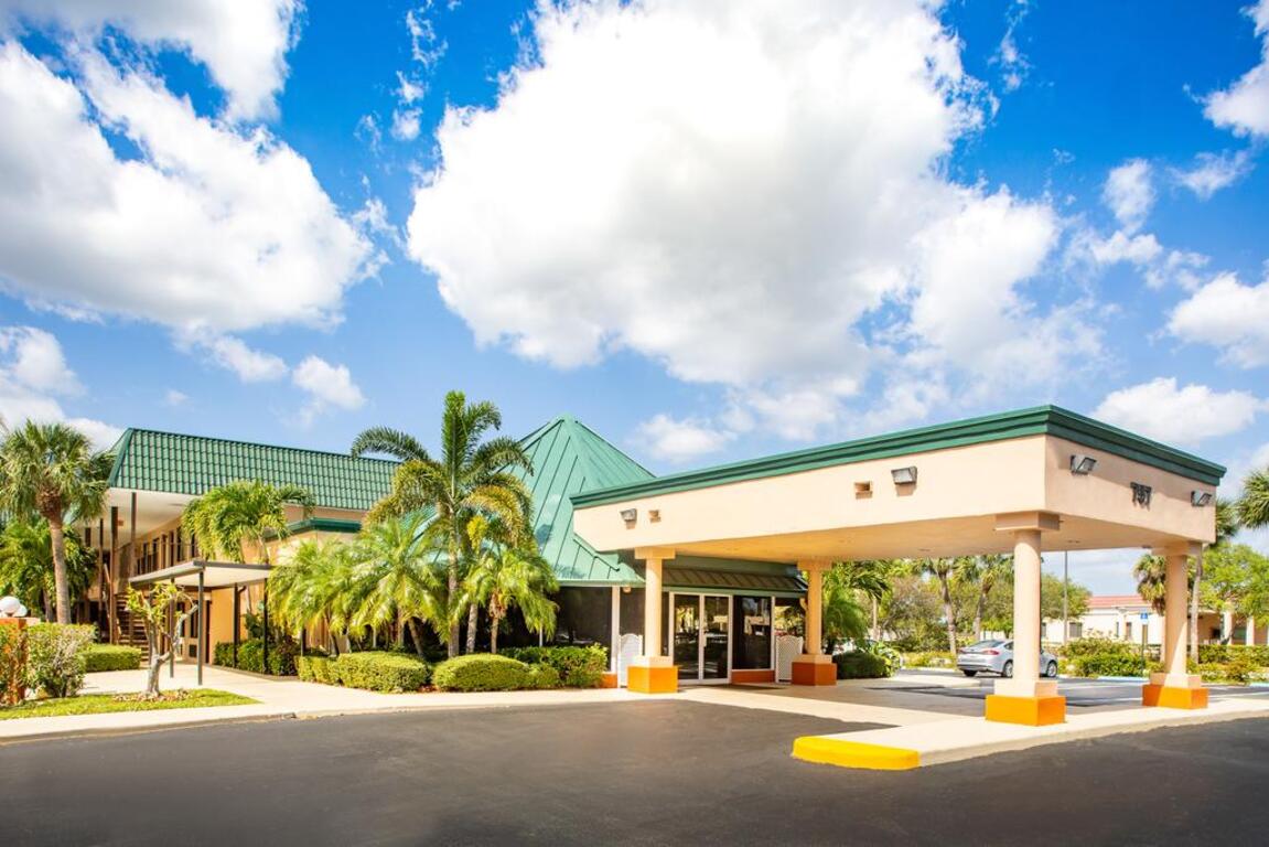 Super 8 by Wyndham North Palm Beach photo