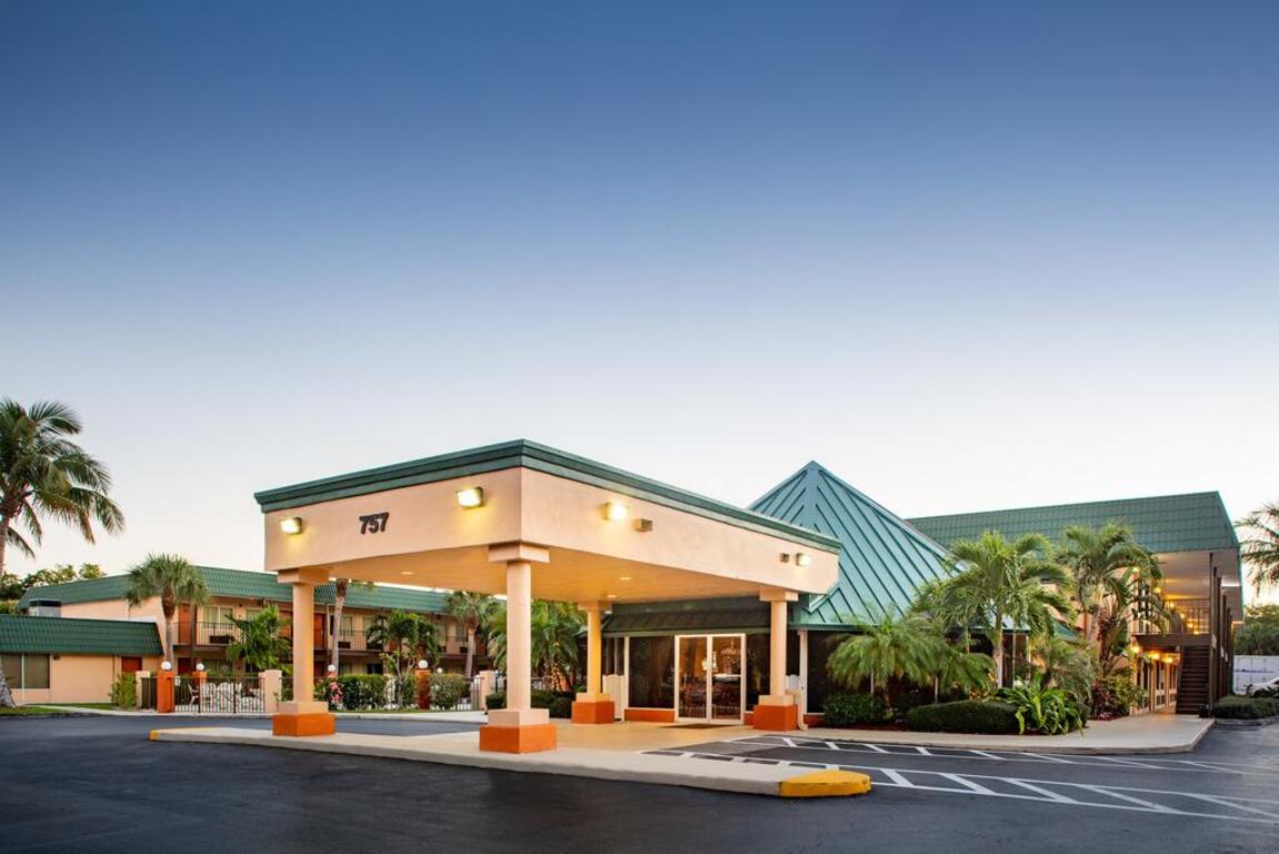 Super 8 by Wyndham North Palm Beach photo