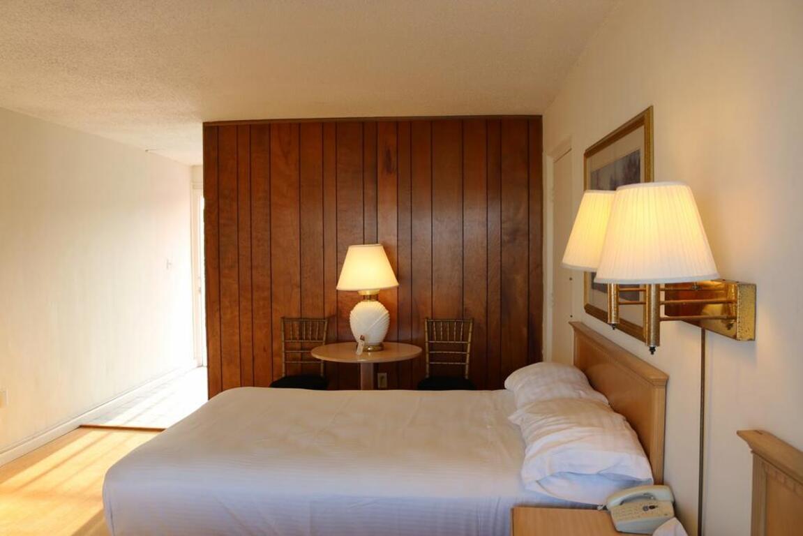Camelot Waterfront Inn photo