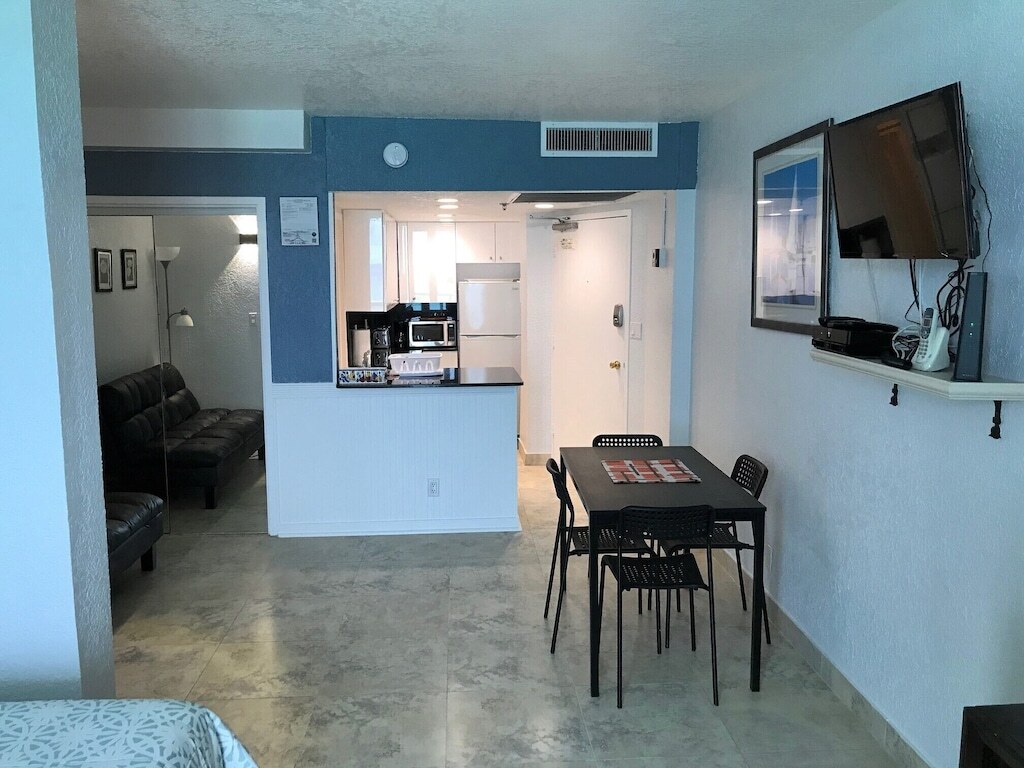 Fantastic Balcony Beach front View in the best area with parking. photo