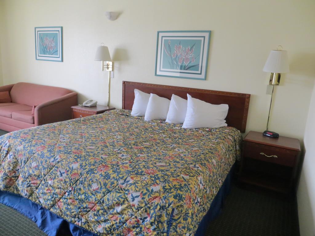 Super 8 by Wyndham St. Augustine Beach photo