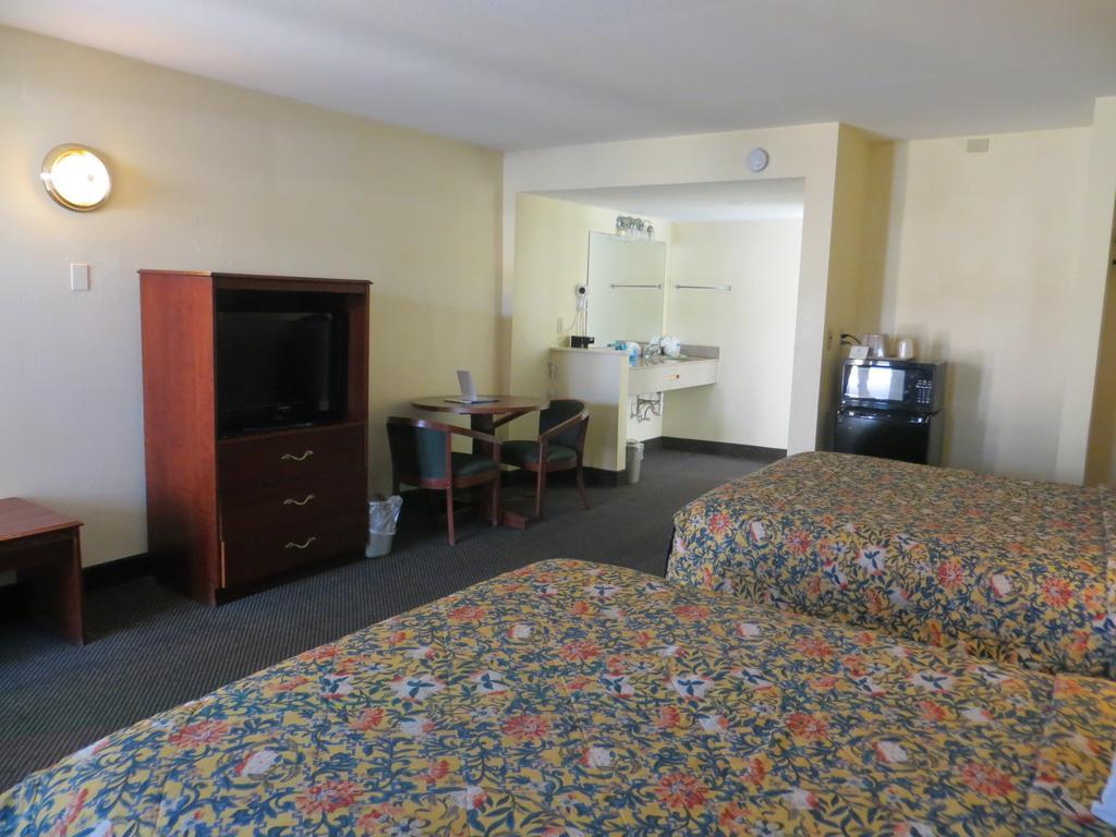 Super 8 by Wyndham St. Augustine Beach photo