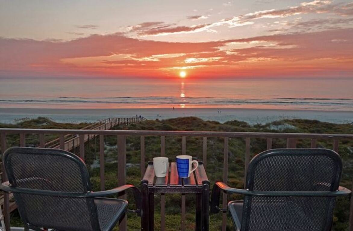 Beachers' Lodge #402 top-floor 1 bedroom condo with stunning oceanfront view photo