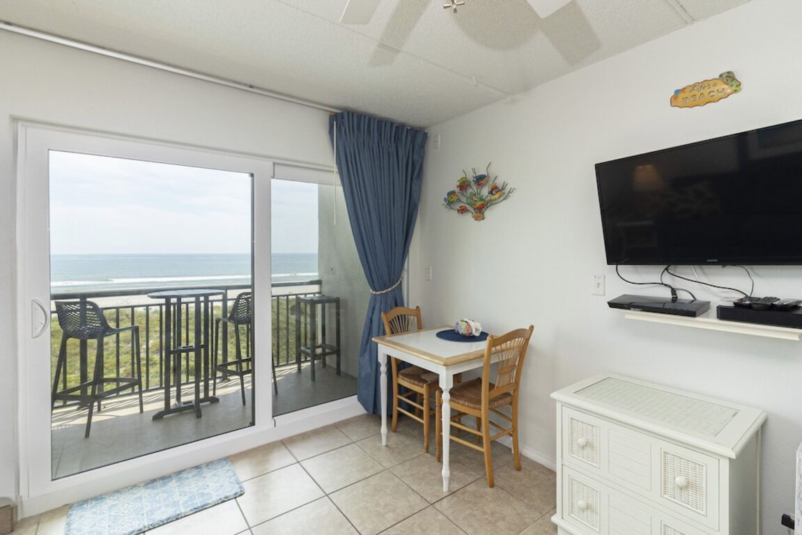 Beachers' Lodge #402 top-floor 1 bedroom condo with stunning oceanfront view photo