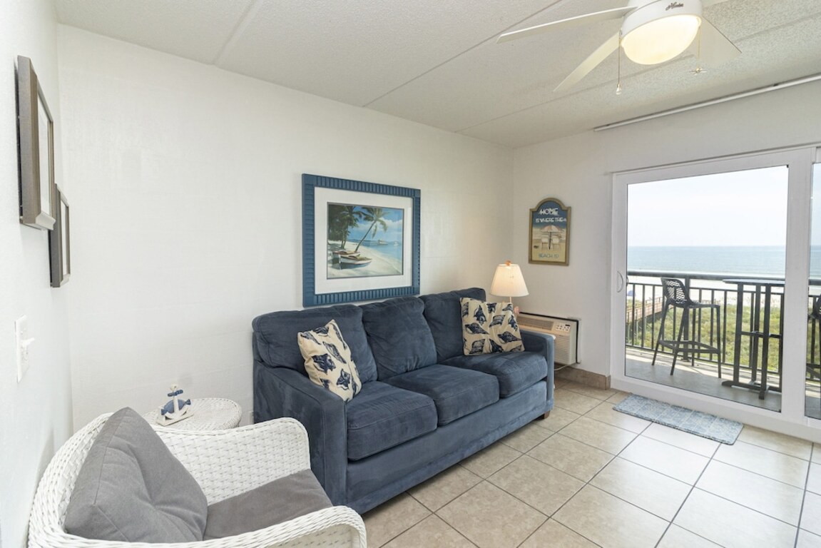 Beachers' Lodge #402 top-floor 1 bedroom condo with stunning oceanfront view photo